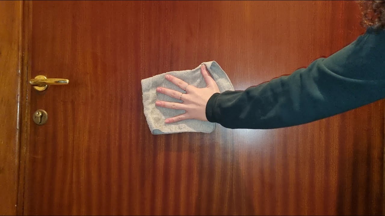come pulire le porte di legno marrone
